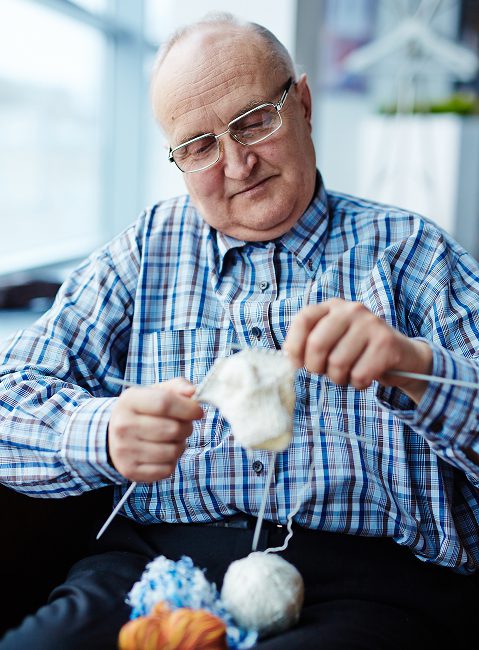 Man met breispelden